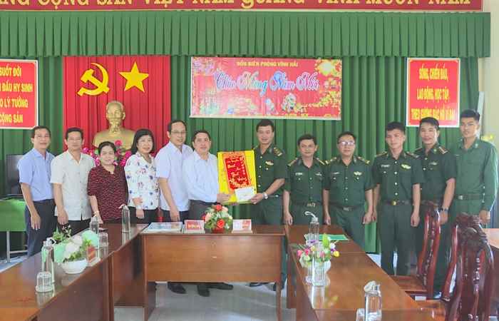 Đoàn chúc Tết của Tỉnh uỷ Sóc Trăng thăm, tặng quà các gia đình chính sách và Đồn Biên phòng Vĩnh Hải